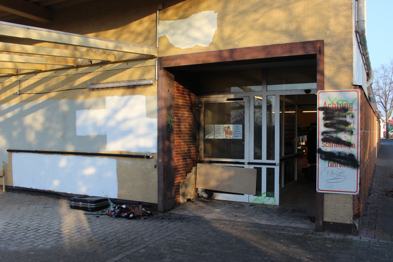 Am Eingang der Kleiderkammer in Oyten wurde gezündelt. Das Feuer konnte schnell gelöscht werden, der Rauch jedoch zog quer durch das Gebäude.  Foto: Björn Blaak
